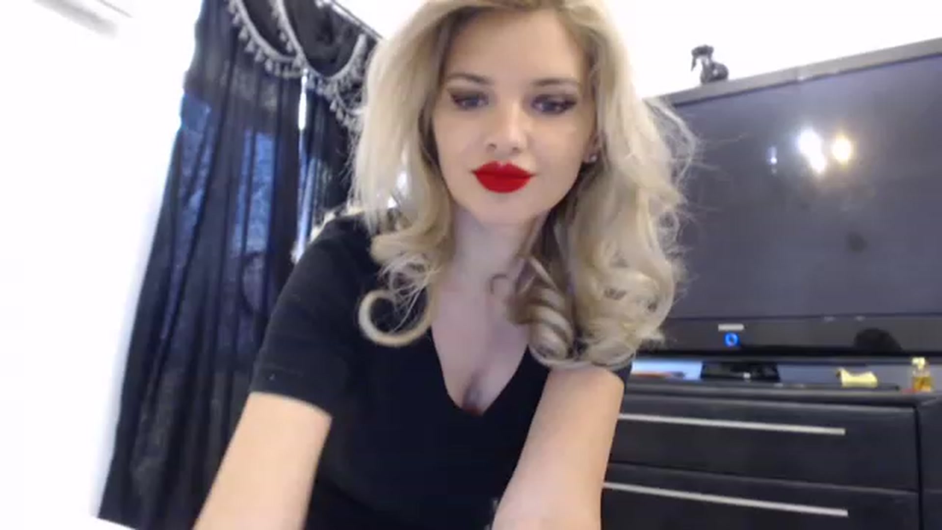 Gallery image thumbnail from Dulcineaa's myfreecams stream on, 05/06/2023, 15:27 image 2 of 20