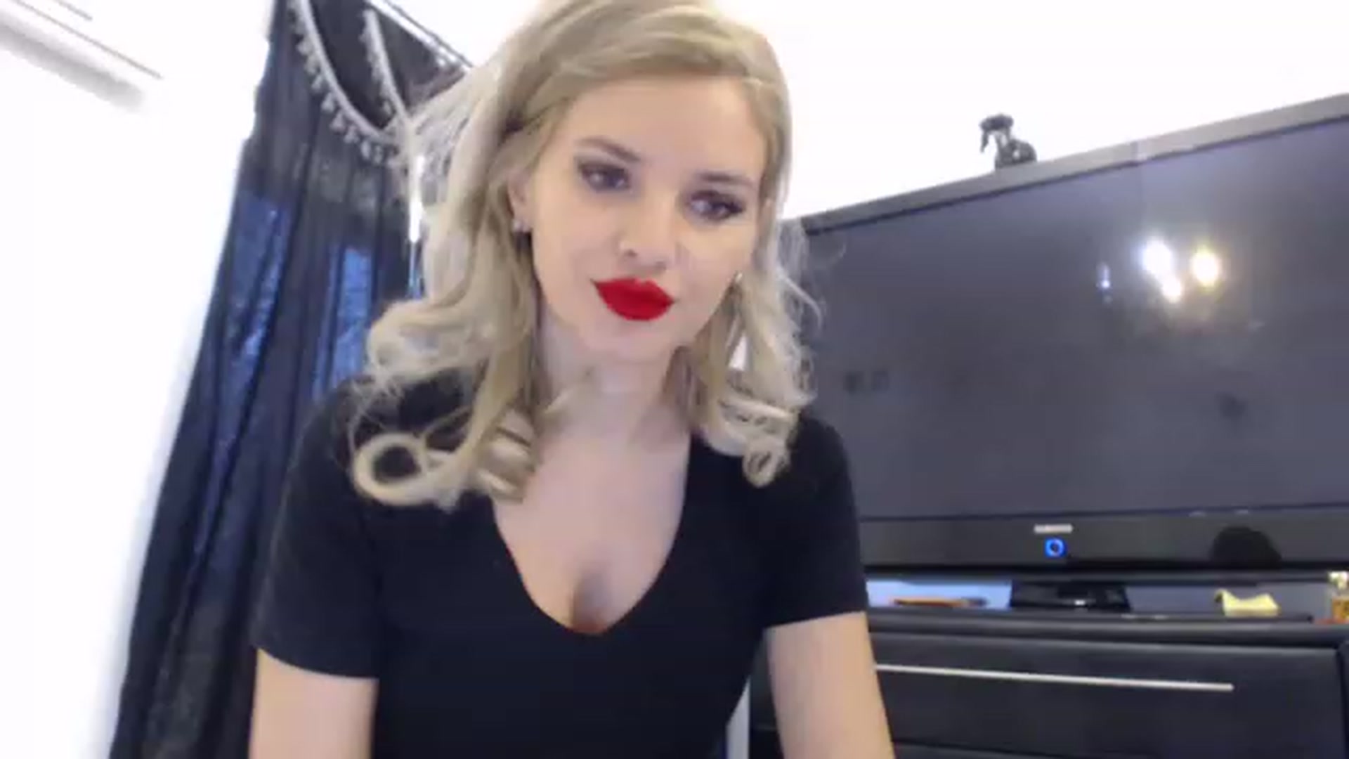 Gallery image thumbnail from Dulcineaa's myfreecams stream on, 05/06/2023, 15:27 image 6 of 20