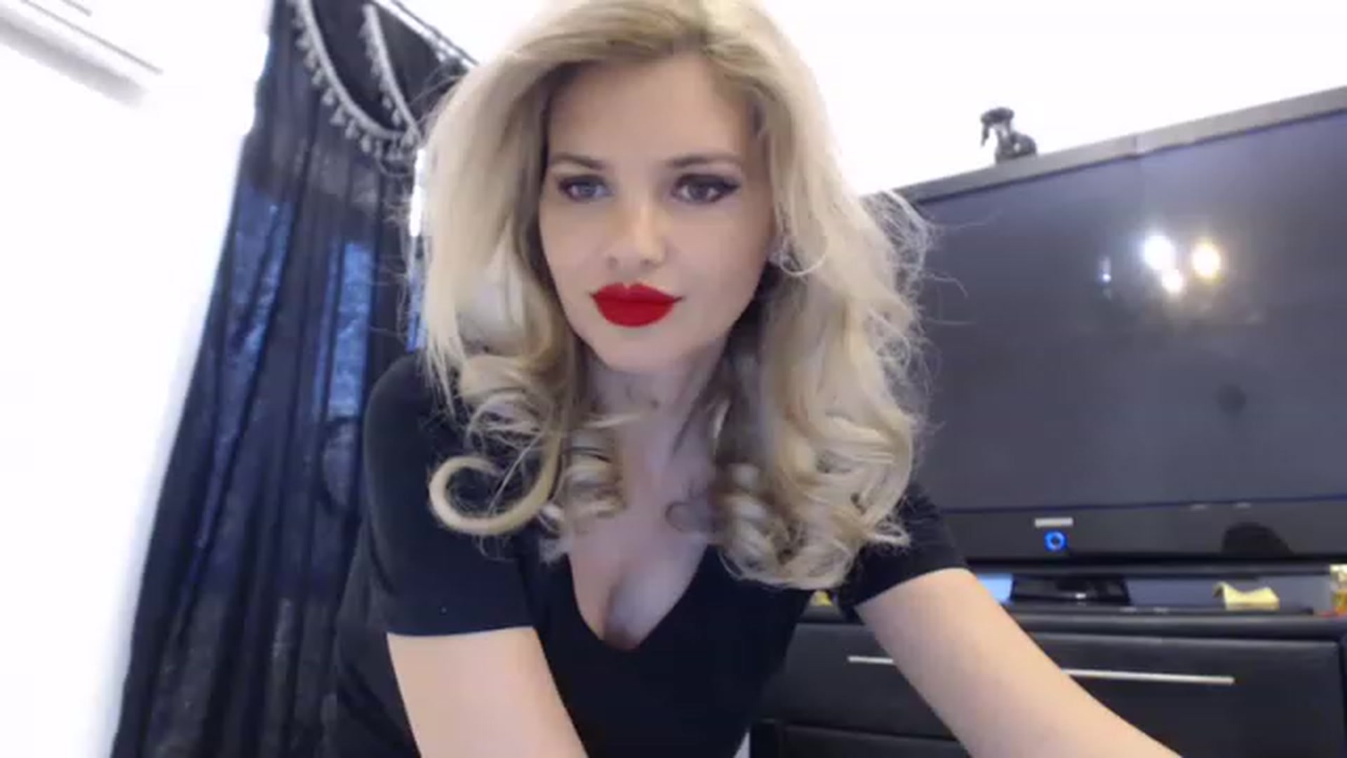 Gallery image thumbnail from Dulcineaa's myfreecams stream on, 05/06/2023, 15:27 image 3 of 20