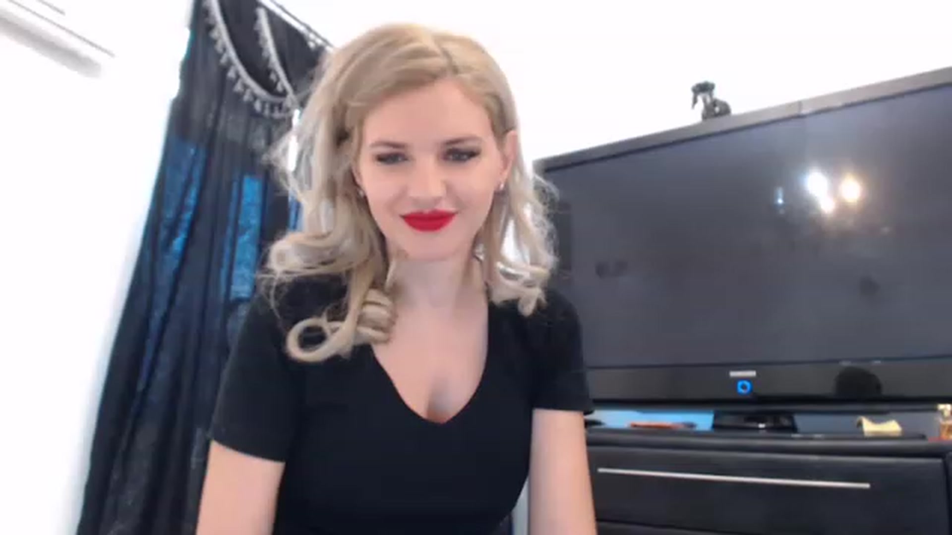 Gallery image thumbnail from Dulcineaa's myfreecams stream on, 05/06/2023, 15:27 image 7 of 20