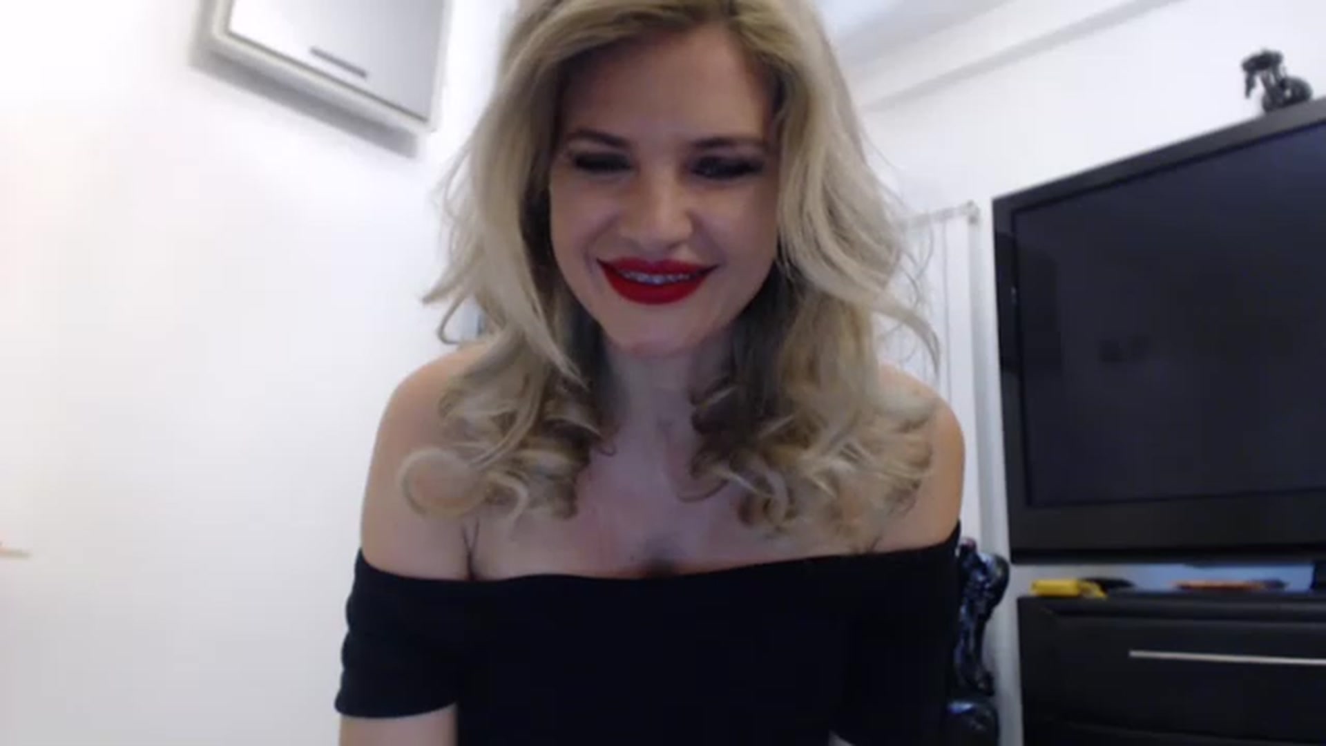 Gallery image thumbnail from Dulcineaa's myfreecams stream on, 05/06/2023, 16:04 image 10 of 20