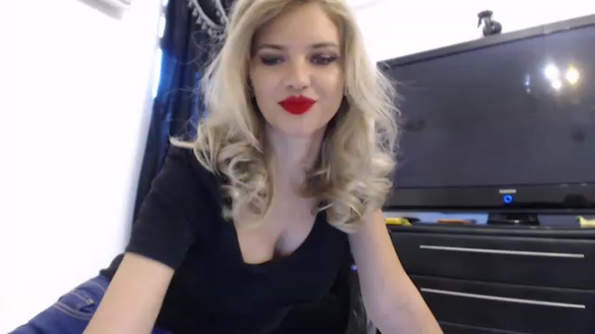 Gallery image thumbnail from Dulcineaa's myfreecams stream on, 05/06/2023, 16:04 image 18 of 20