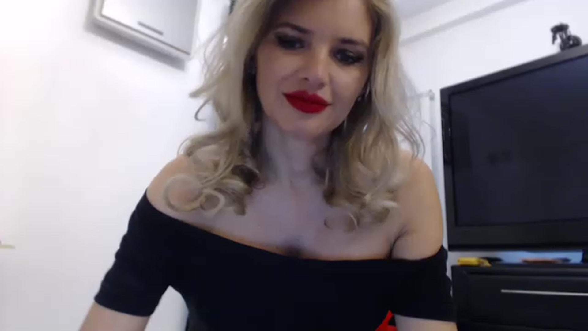 Gallery image thumbnail from Dulcineaa's myfreecams stream on, 05/06/2023, 16:04 image 7 of 20