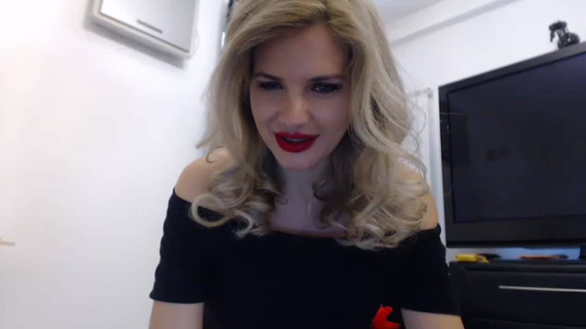 Gallery image thumbnail from Dulcineaa's myfreecams stream on, 05/06/2023, 16:04 image 9 of 20