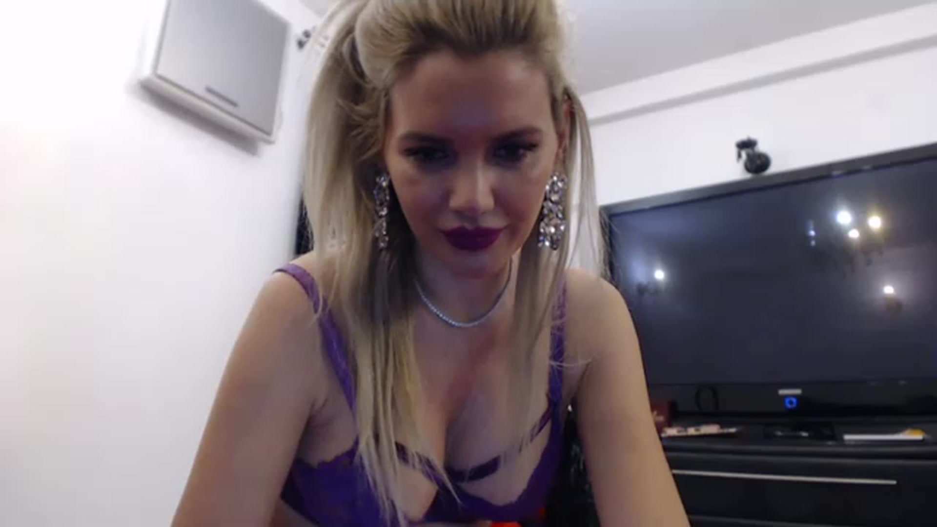 Gallery image thumbnail from Dulcineaa's myfreecams stream on, 05/16/2023, 22:16 image 14 of 20
