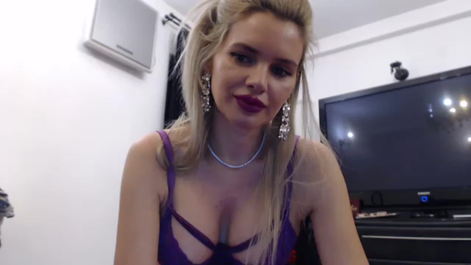 Gallery image thumbnail from Dulcineaa's myfreecams stream on, 05/16/2023, 22:16 image 19 of 20