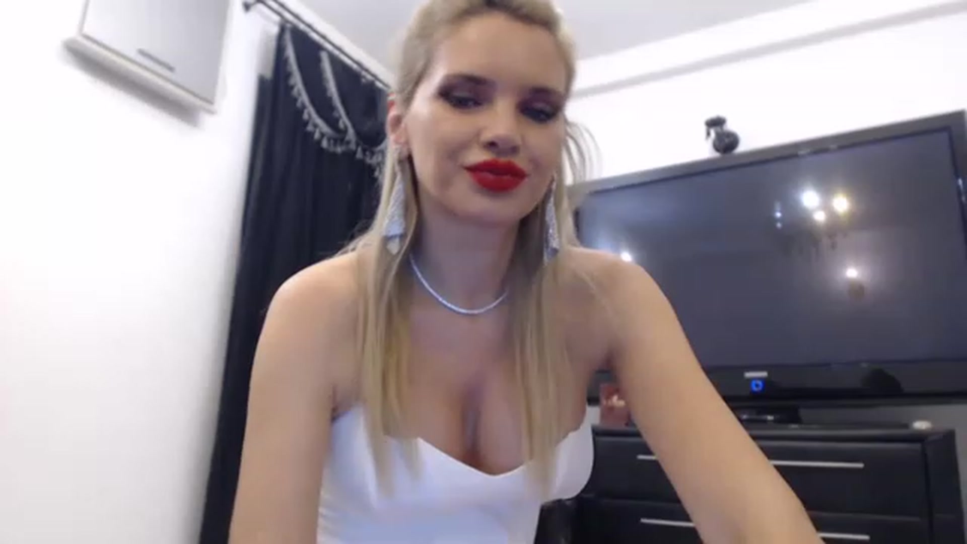 Gallery image thumbnail from Dulcineaa's myfreecams stream on, 05/17/2023, 21:09 image 11 of 20