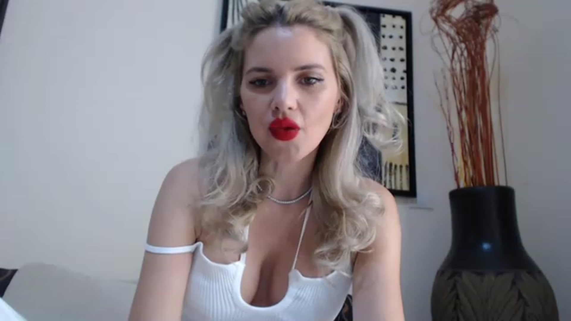 Gallery image thumbnail from Dulcineaa's myfreecams stream on, 05/20/2023, 14:54 image 2 of 20
