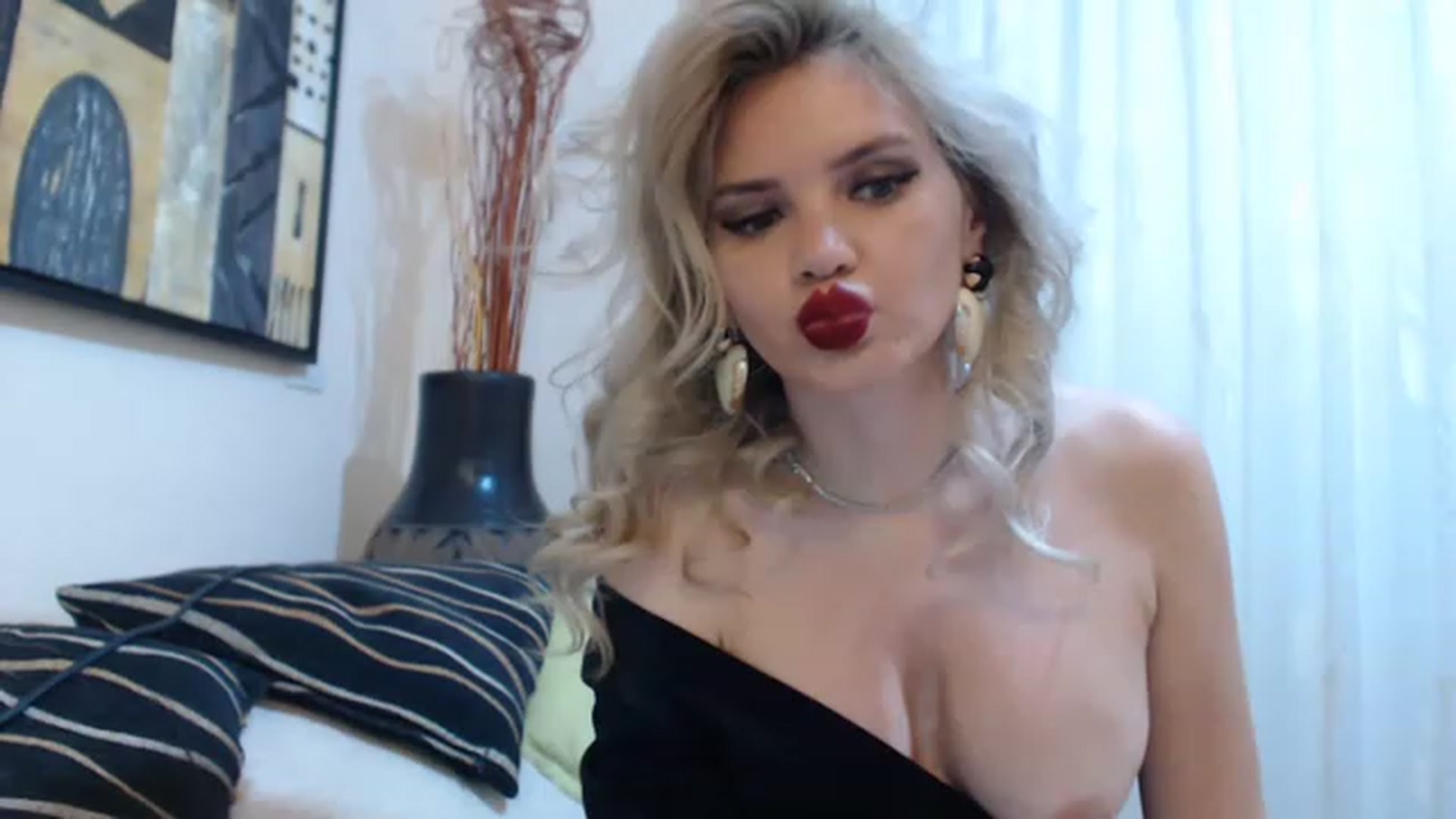 Gallery image thumbnail from Dulcineaa's myfreecams stream on, 05/24/2023, 22:01 image 7 of 20