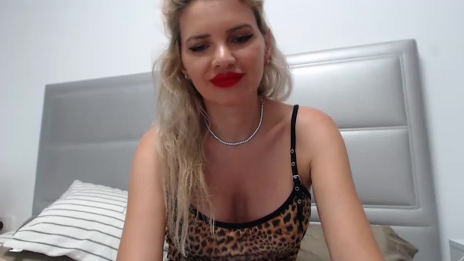 Gallery image thumbnail from Dulcineaa's myfreecams stream on, 06/16/2023, 16:34 image 6 of 20