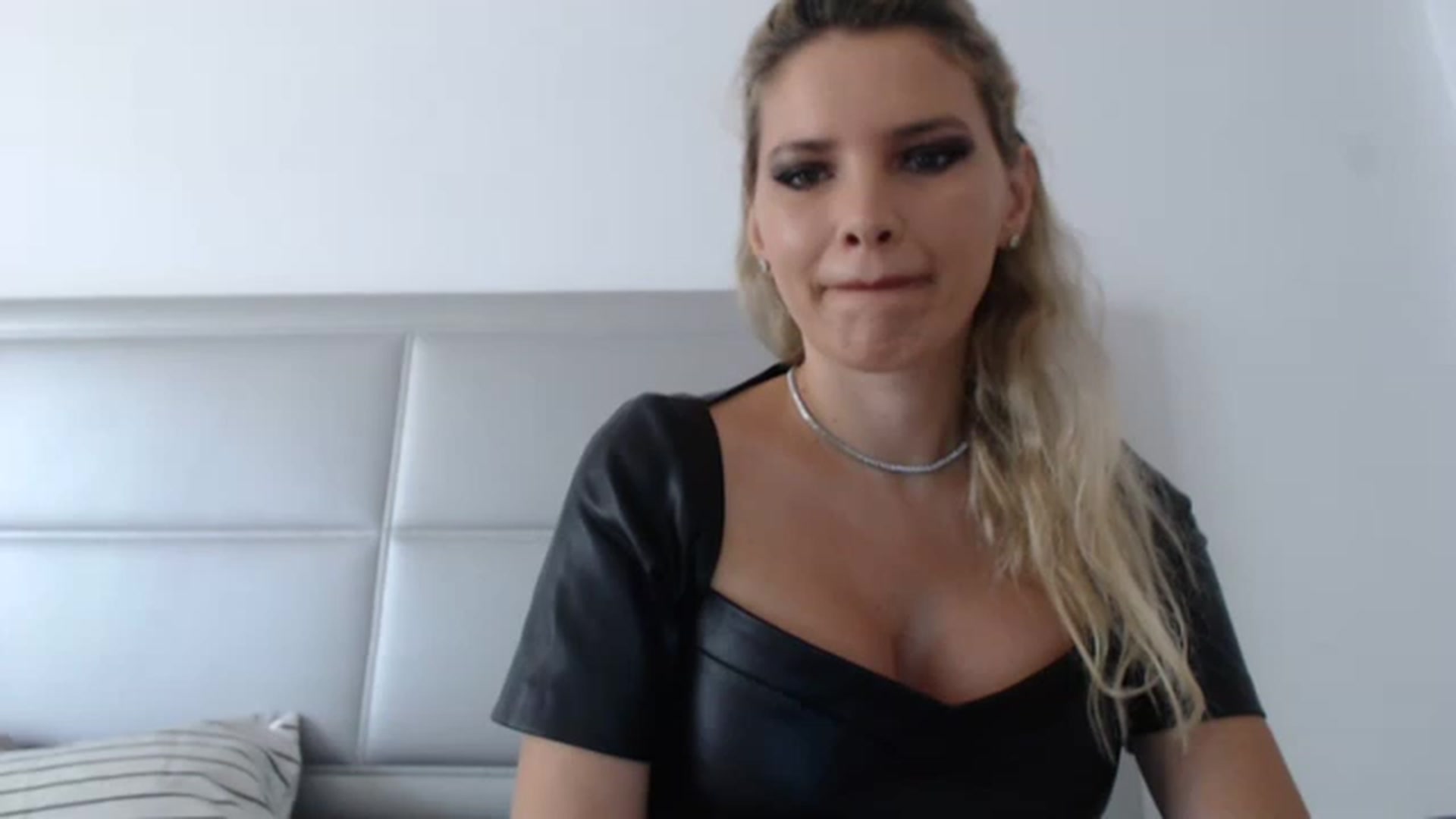 Gallery image thumbnail from Dulcineaa's myfreecams stream on, 06/18/2023, 15:10 image 1 of 20