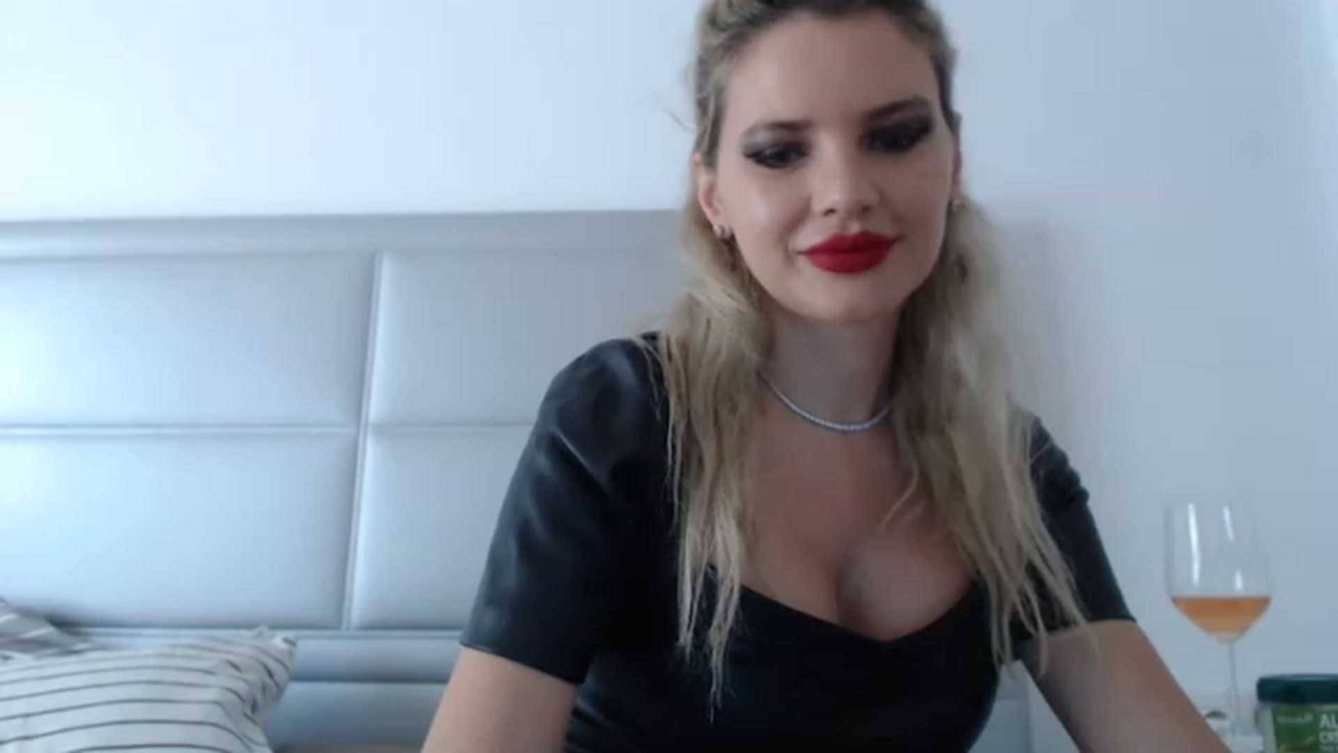 Gallery image thumbnail from Dulcineaa's myfreecams stream on, 06/18/2023, 15:10 image 16 of 20