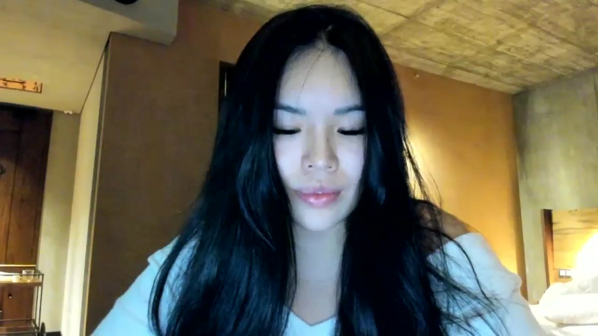 Gallery image thumbnail from DumplingHyuga's myfreecams stream on, 12/03/2023, 02:00 image 3 of 20