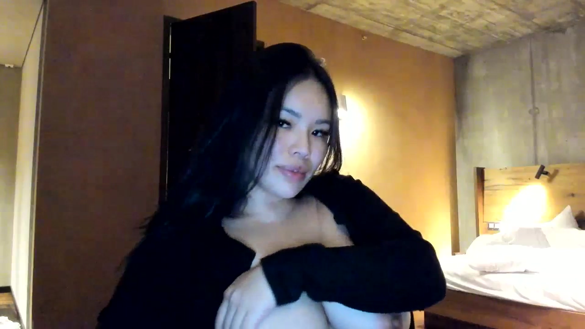 Gallery image thumbnail from DumplingHyuga's myfreecams stream on, 12/03/2023, 03:59 image 8 of 20