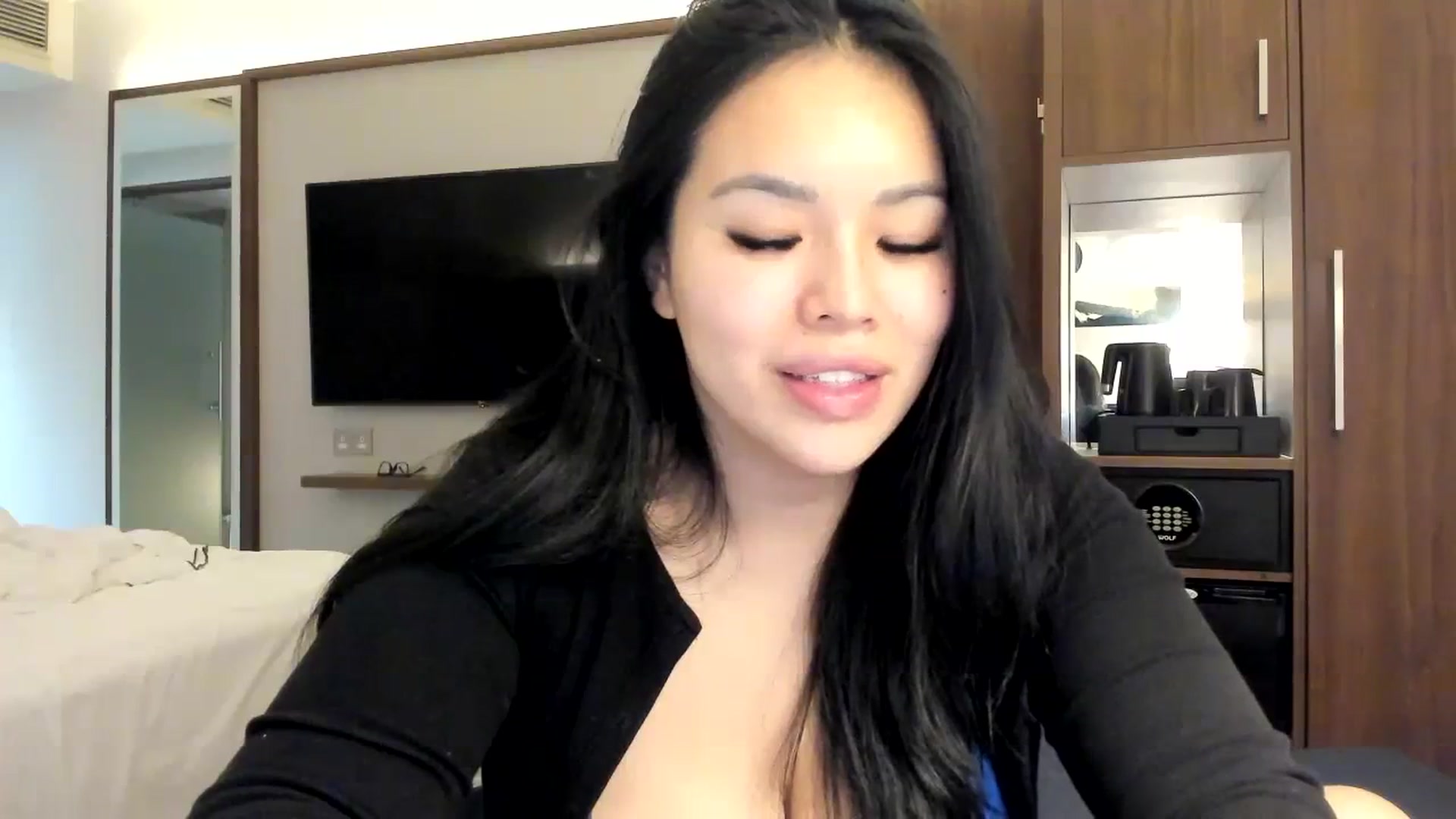 Gallery image thumbnail from DumplingHyuga's myfreecams stream on, 12/15/2023, 03:51 image 15 of 20