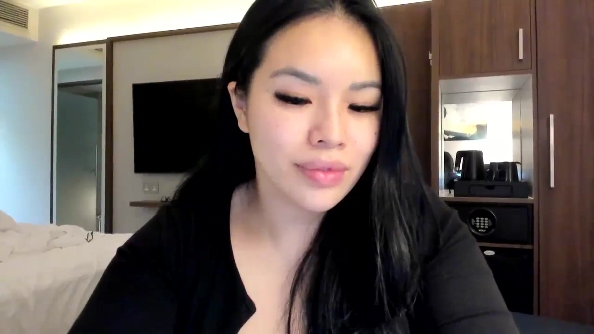 Gallery image thumbnail from DumplingHyuga's myfreecams stream on, 12/15/2023, 04:50 image 11 of 20