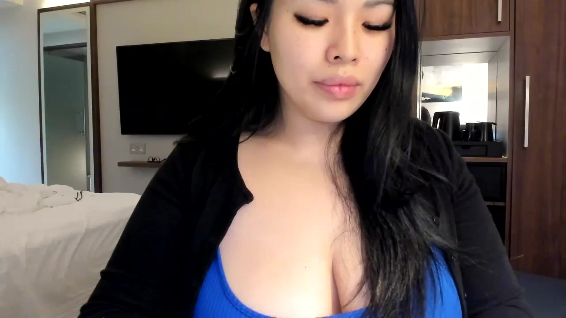 Gallery image thumbnail from DumplingHyuga's myfreecams stream on, 12/15/2023, 04:50 image 13 of 20
