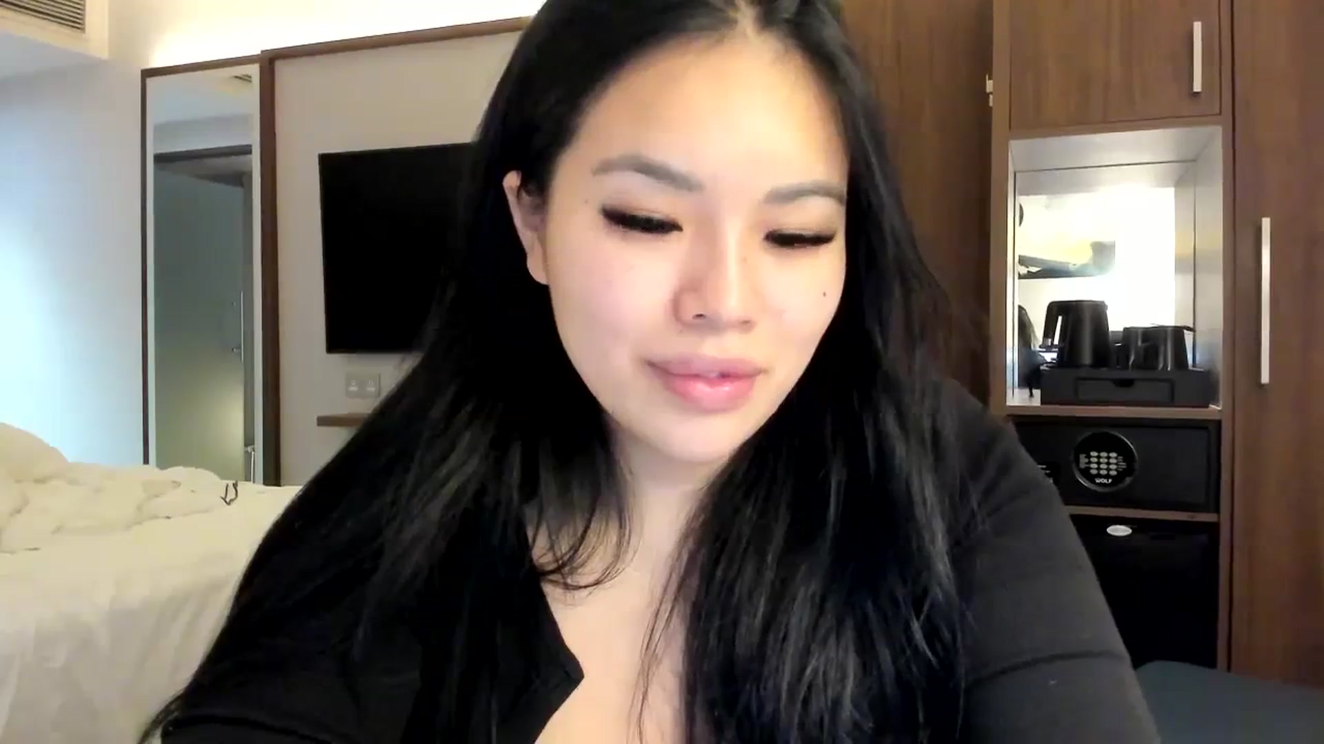 Gallery image thumbnail from DumplingHyuga's myfreecams stream on, 12/15/2023, 04:50 image 18 of 20