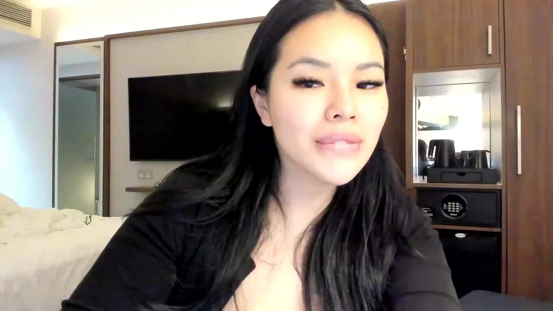 Gallery image thumbnail from DumplingHyuga's myfreecams stream on, 12/15/2023, 04:50 image 7 of 20
