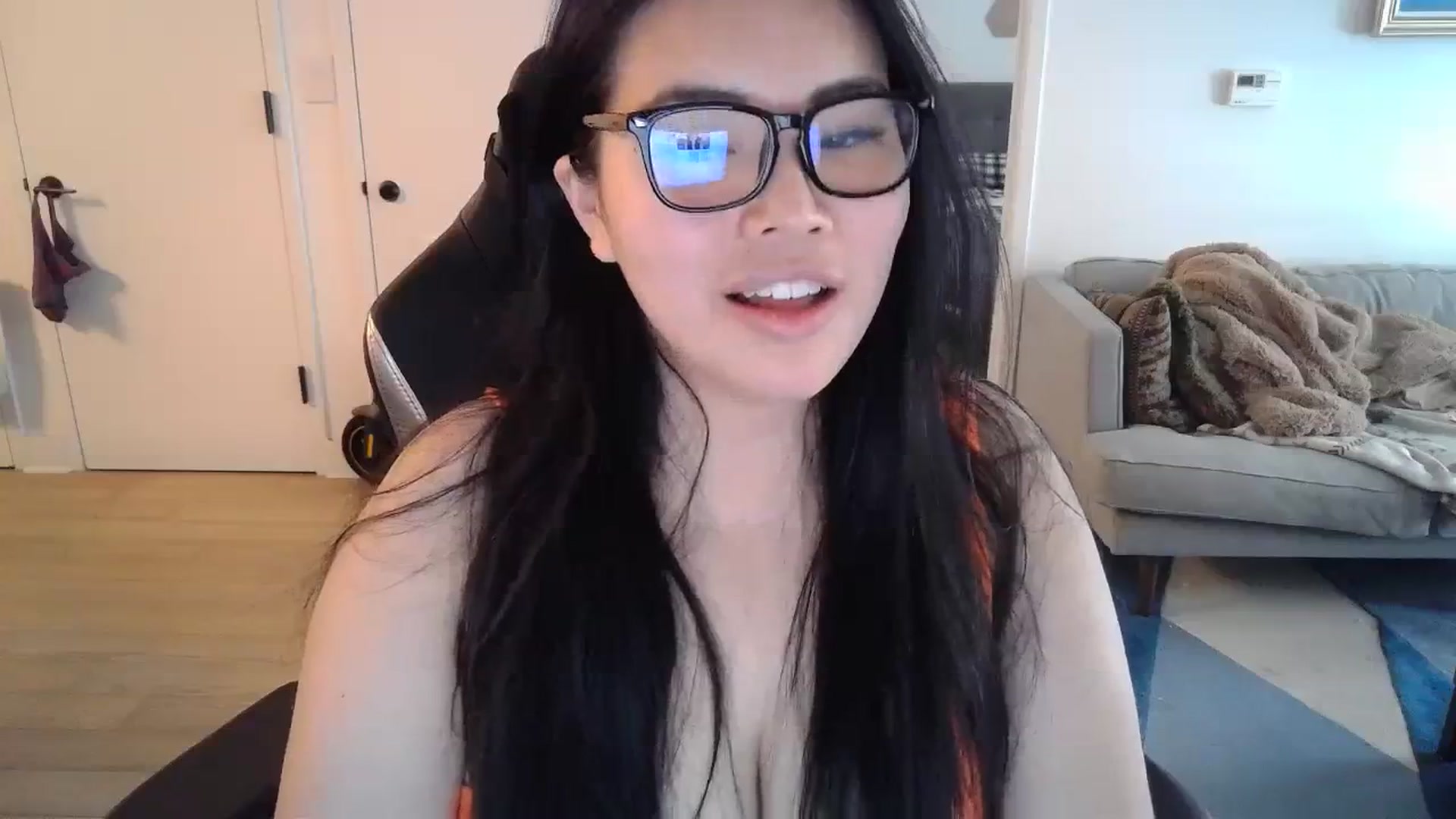 Gallery image thumbnail from DumplingHyuga's myfreecams stream on, 03/25/2024, 18:17 image 4 of 20