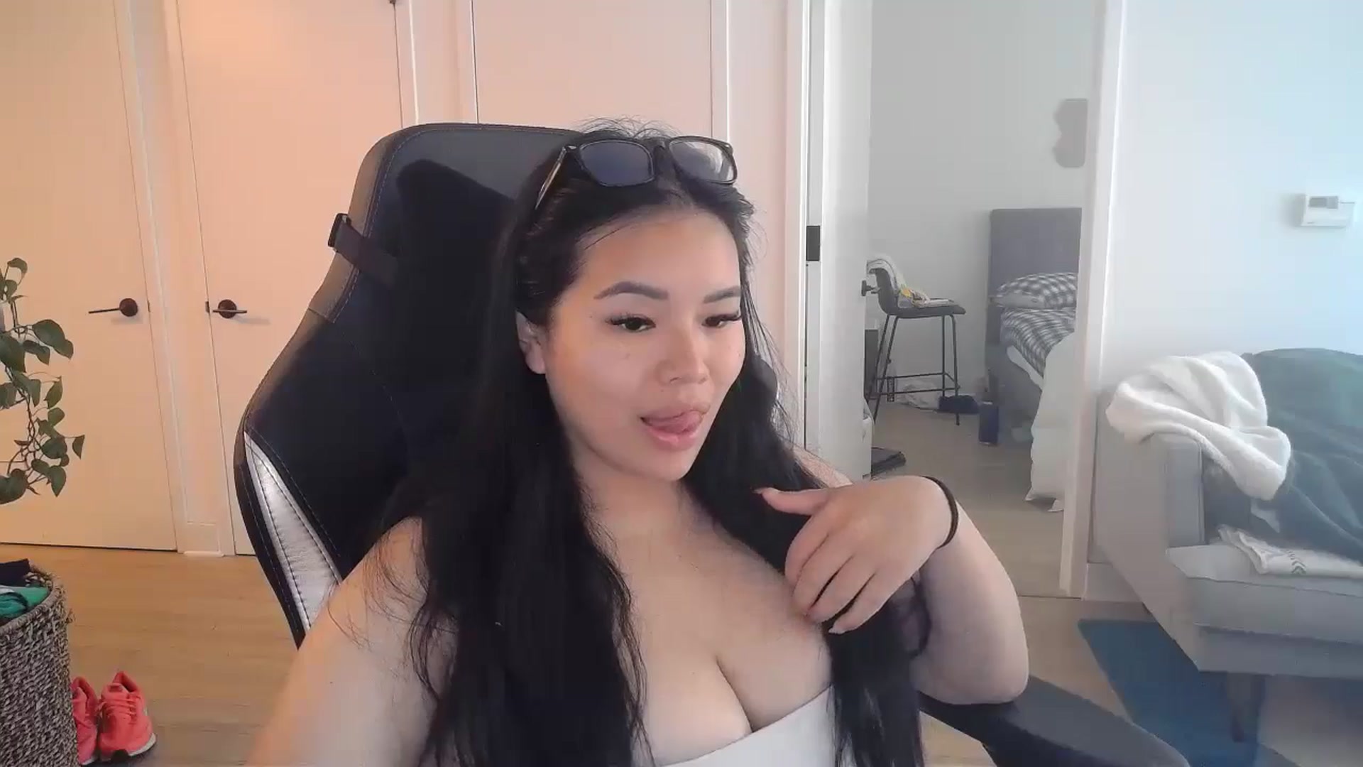 Gallery image thumbnail from DumplingHyuga's myfreecams stream on, 07/09/2024, 18:15 image 18 of 20