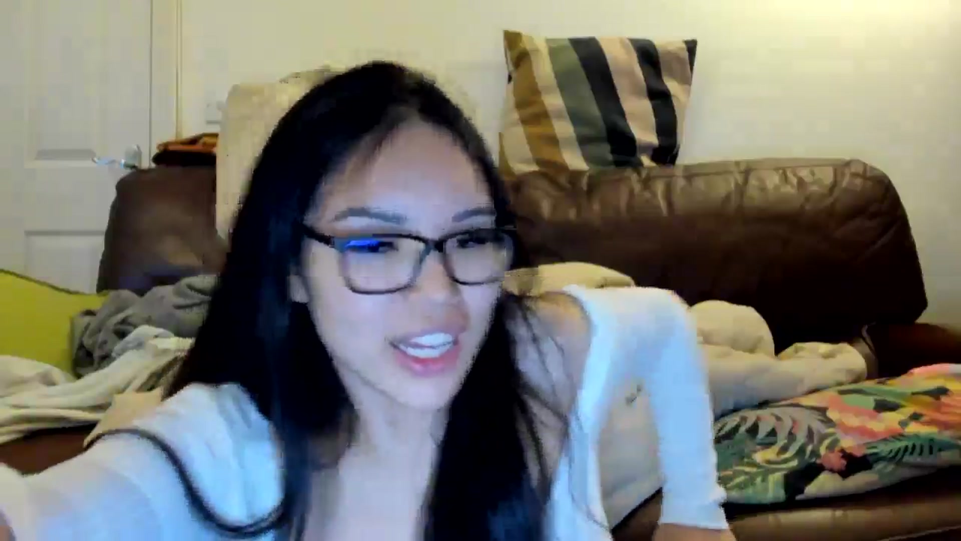 Gallery image thumbnail from DumplingHyuga's myfreecams stream on, 04/19/2025, 19:38 image 10 of 20