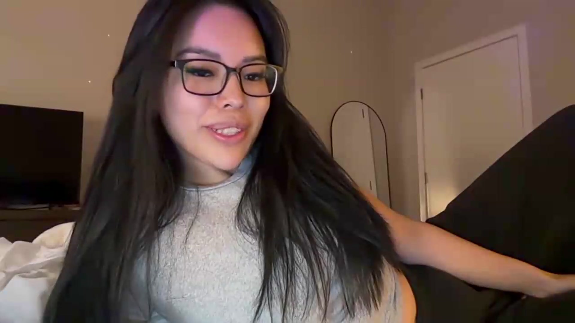 Gallery image thumbnail from DumplingHyuga's myfreecams stream on, 07/10/2026, 24:09 image 14 of 20