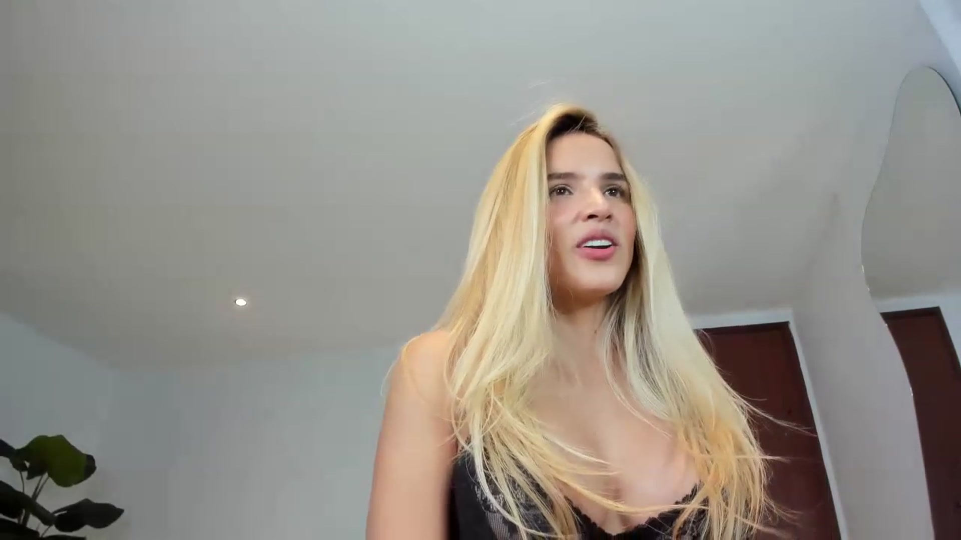 Gallery image thumbnail from EMILIANA_CRUZ's myfreecams stream on, 11/22/2022, 02:00 image 18 of 20