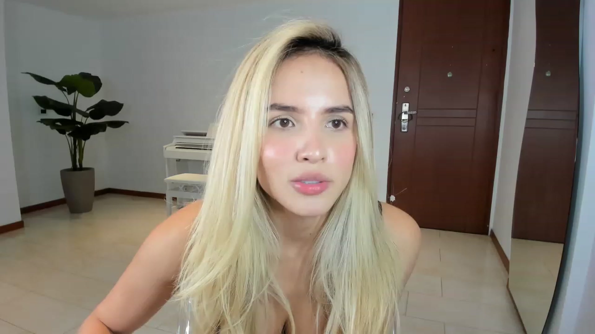 Gallery image thumbnail from EMILIANA_CRUZ's myfreecams stream on, 11/22/2022, 05:15 image 7 of 20
