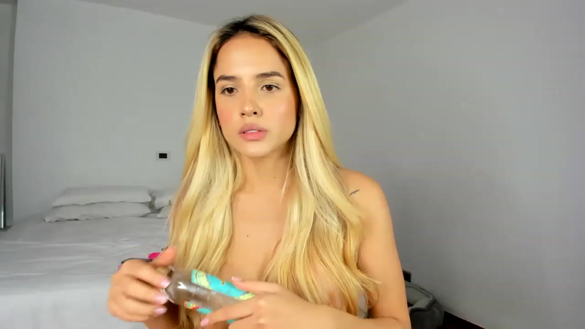 Gallery image thumbnail from EMILIANA_CRUZ's myfreecams stream on, 11/27/2022, 24:31 image 1 of 20