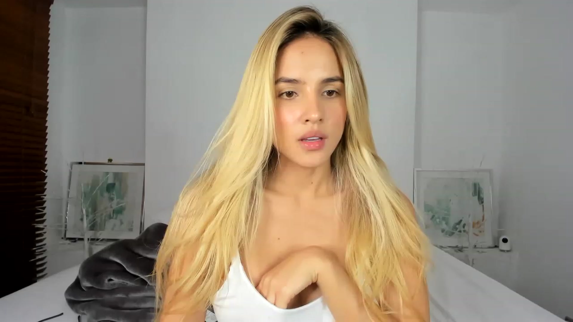 Gallery image thumbnail from EMILIANA_CRUZ's myfreecams stream on, 12/02/2022, 06:15 image 6 of 20