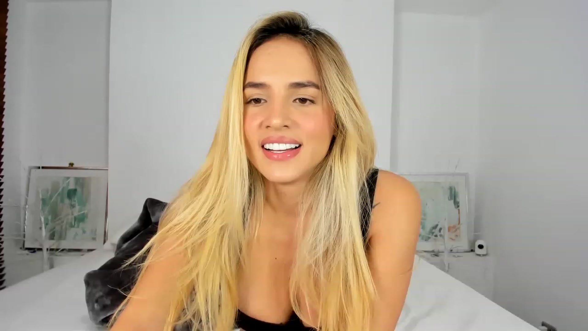 Gallery image thumbnail from EMILIANA_CRUZ's myfreecams stream on, 12/03/2022, 02:15 image 8 of 20