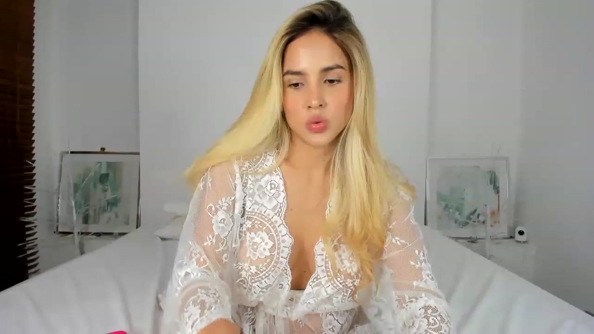 Gallery image thumbnail from EMILIANA_CRUZ's myfreecams stream on, 12/07/2022, 04:35 image 18 of 20