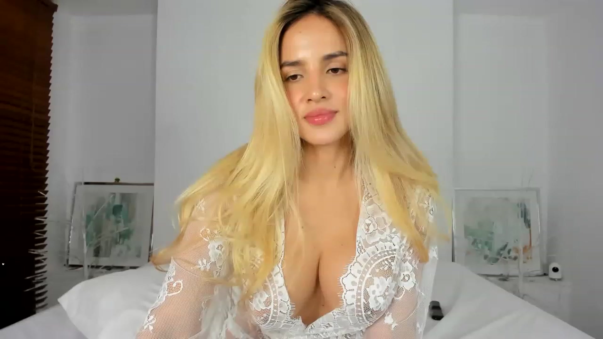 Gallery image thumbnail from EMILIANA_CRUZ's myfreecams stream on, 12/07/2022, 04:35 image 14 of 20