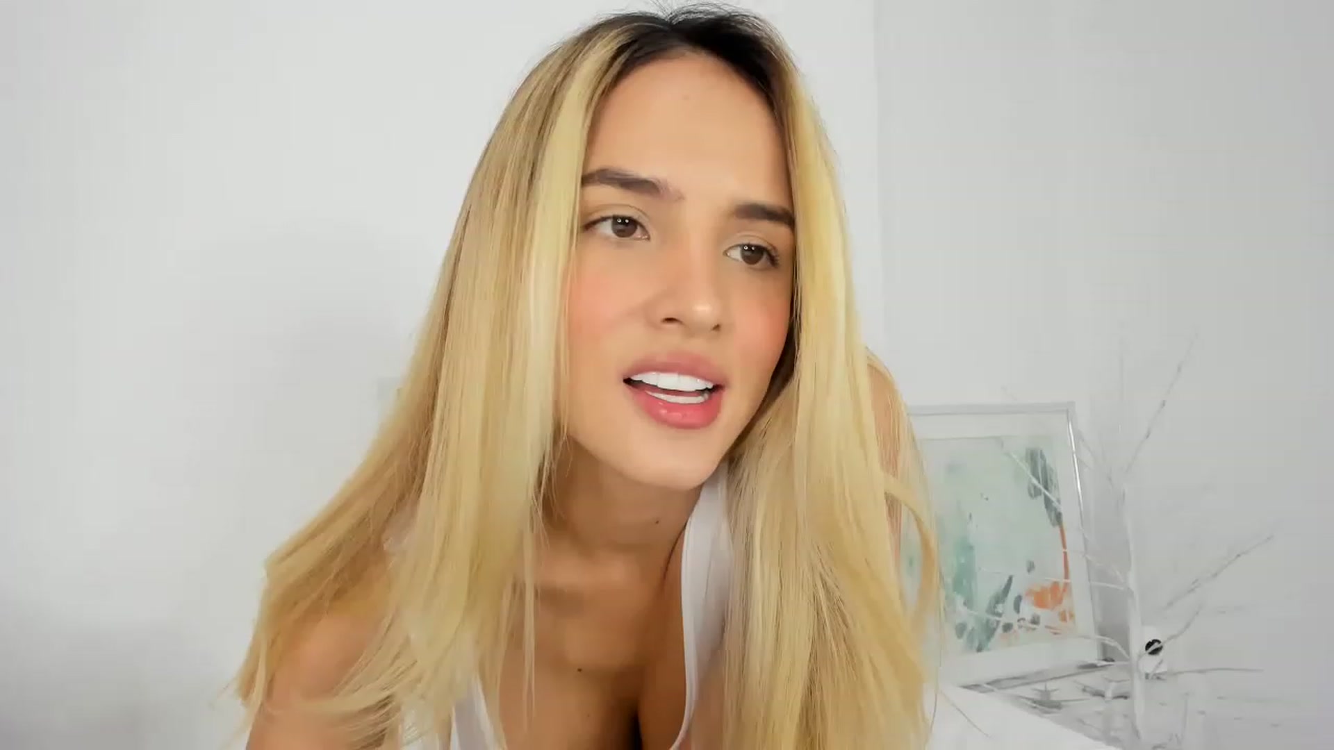 Gallery image thumbnail from EMILIANA_CRUZ's myfreecams stream on, 12/15/2022, 24:31 image 1 of 20