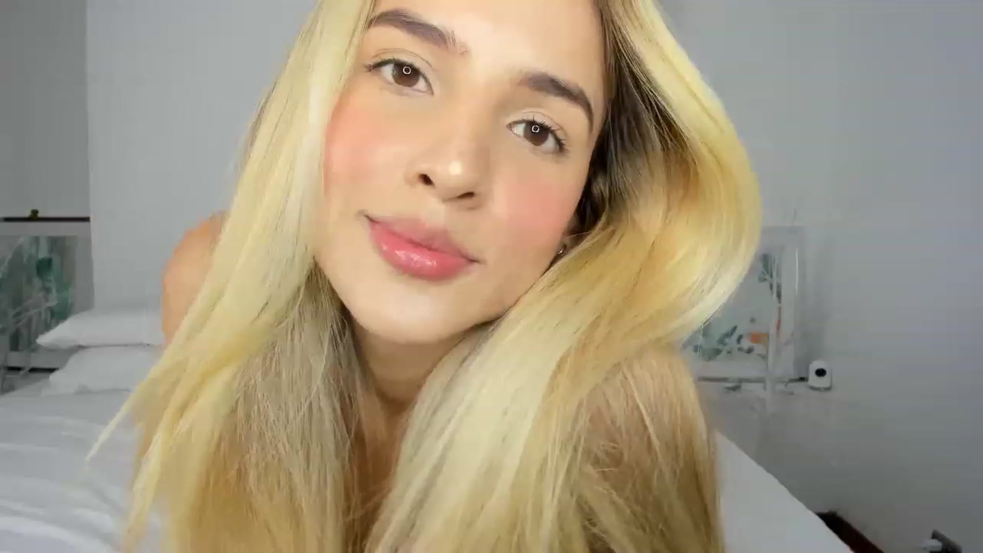 Gallery image thumbnail from EMILIANA_CRUZ's myfreecams stream on, 12/15/2022, 24:31 image 12 of 20