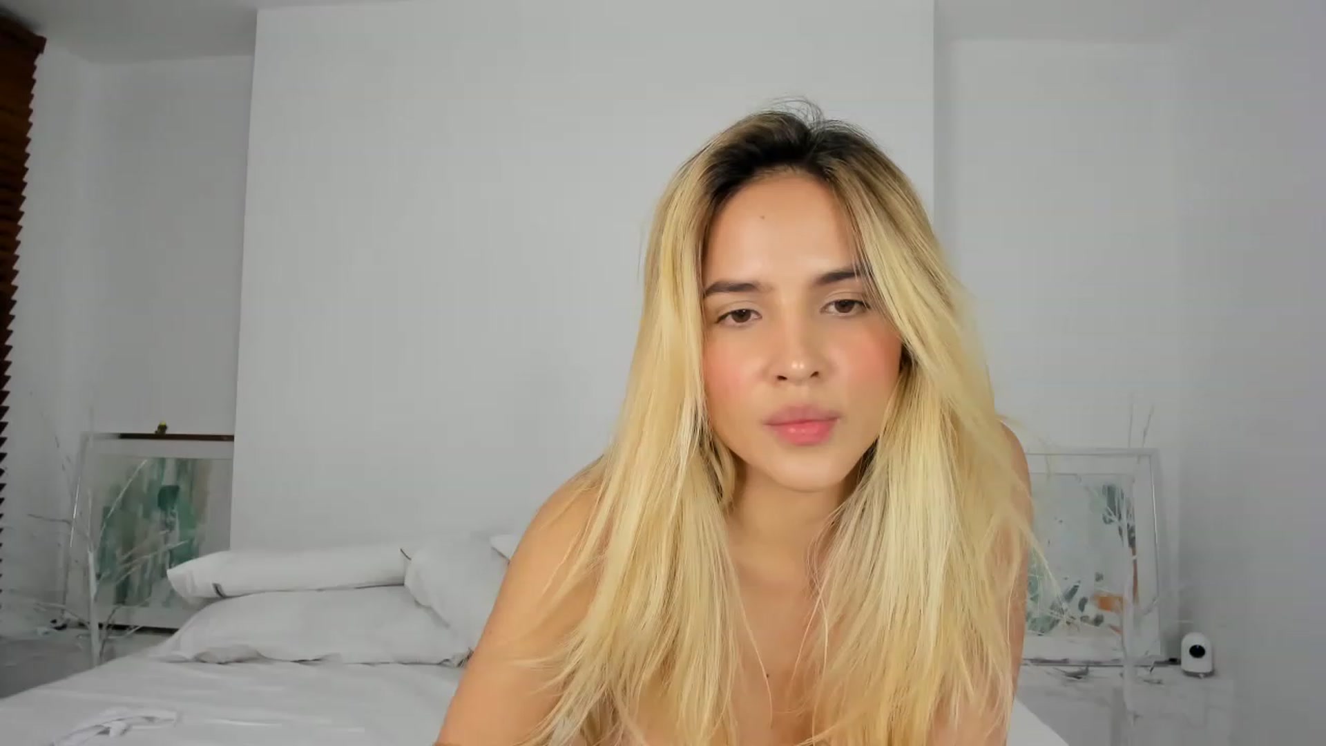 Gallery image thumbnail from EMILIANA_CRUZ's myfreecams stream on, 12/15/2022, 04:51 image 11 of 20