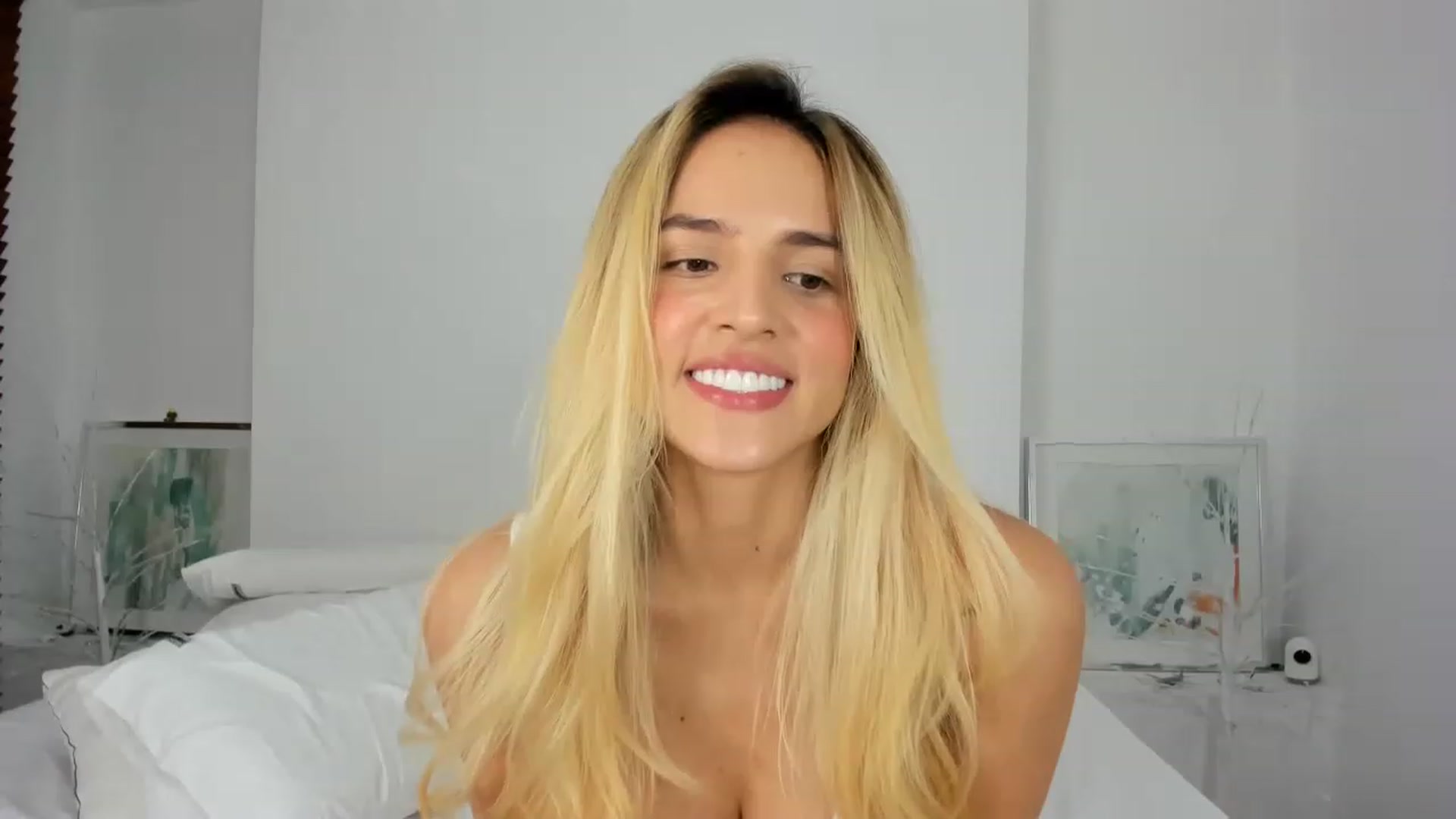 Gallery image thumbnail from EMILIANA_CRUZ's myfreecams stream on, 12/15/2022, 04:51 image 13 of 20