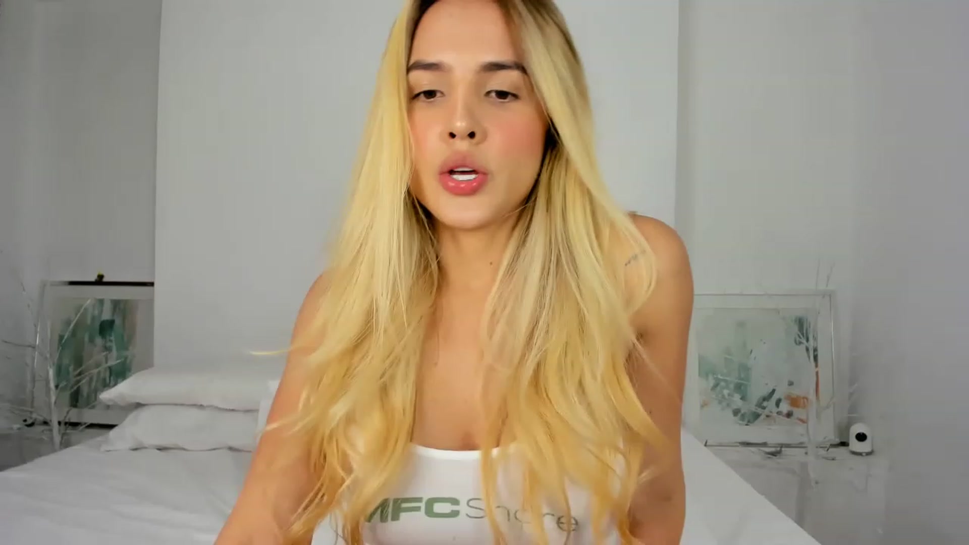 Gallery image thumbnail from EMILIANA_CRUZ's myfreecams stream on, 12/15/2022, 04:51 image 3 of 20