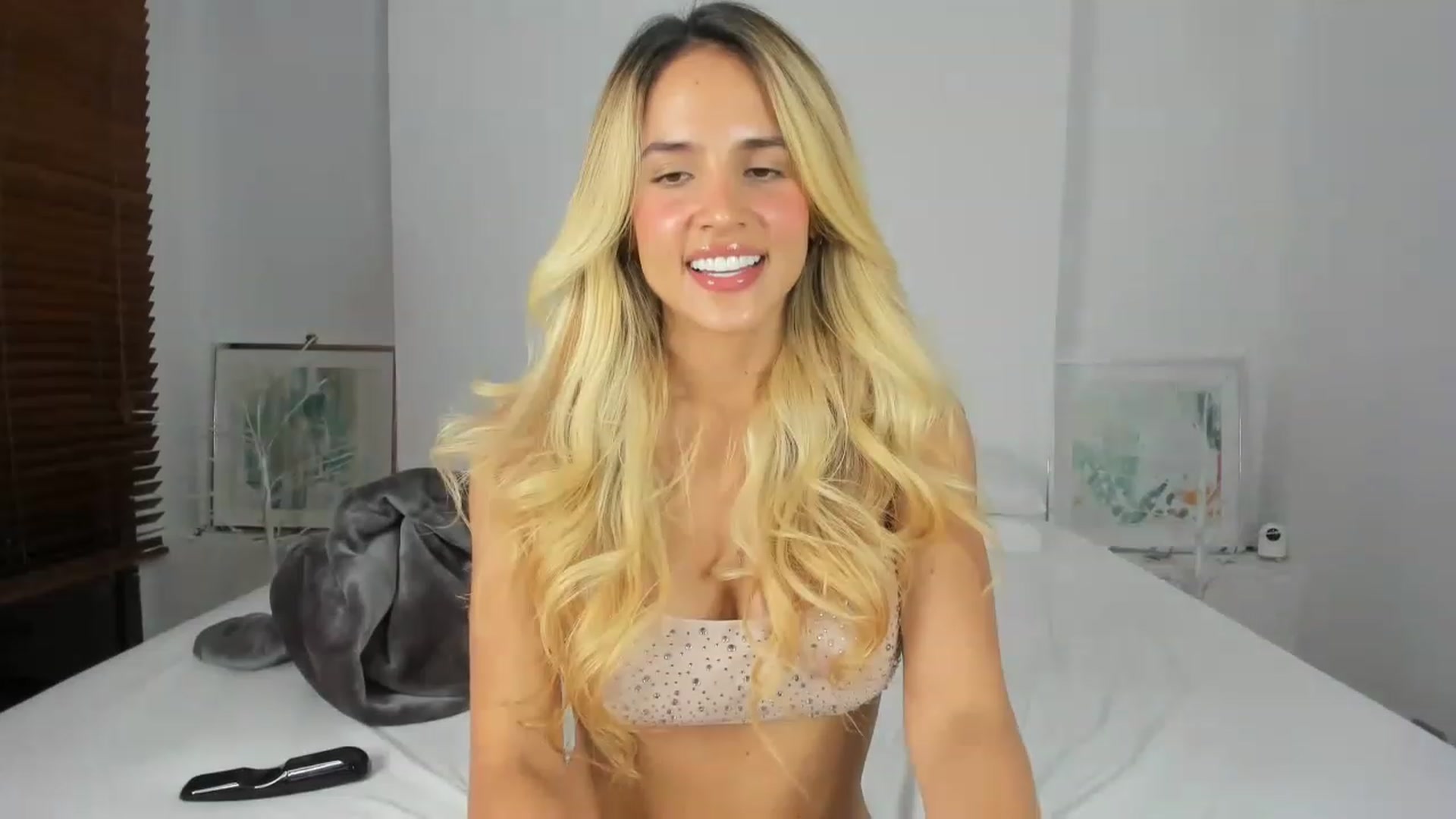 Gallery image thumbnail from EMILIANA_CRUZ's myfreecams stream on, 01/17/2023, 01:20 image 11 of 20