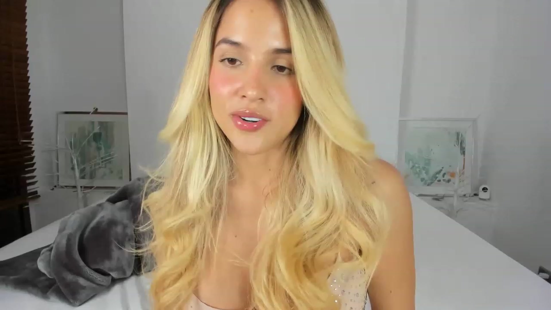 Gallery image thumbnail from EMILIANA_CRUZ's myfreecams stream on, 01/17/2023, 01:20 image 19 of 20
