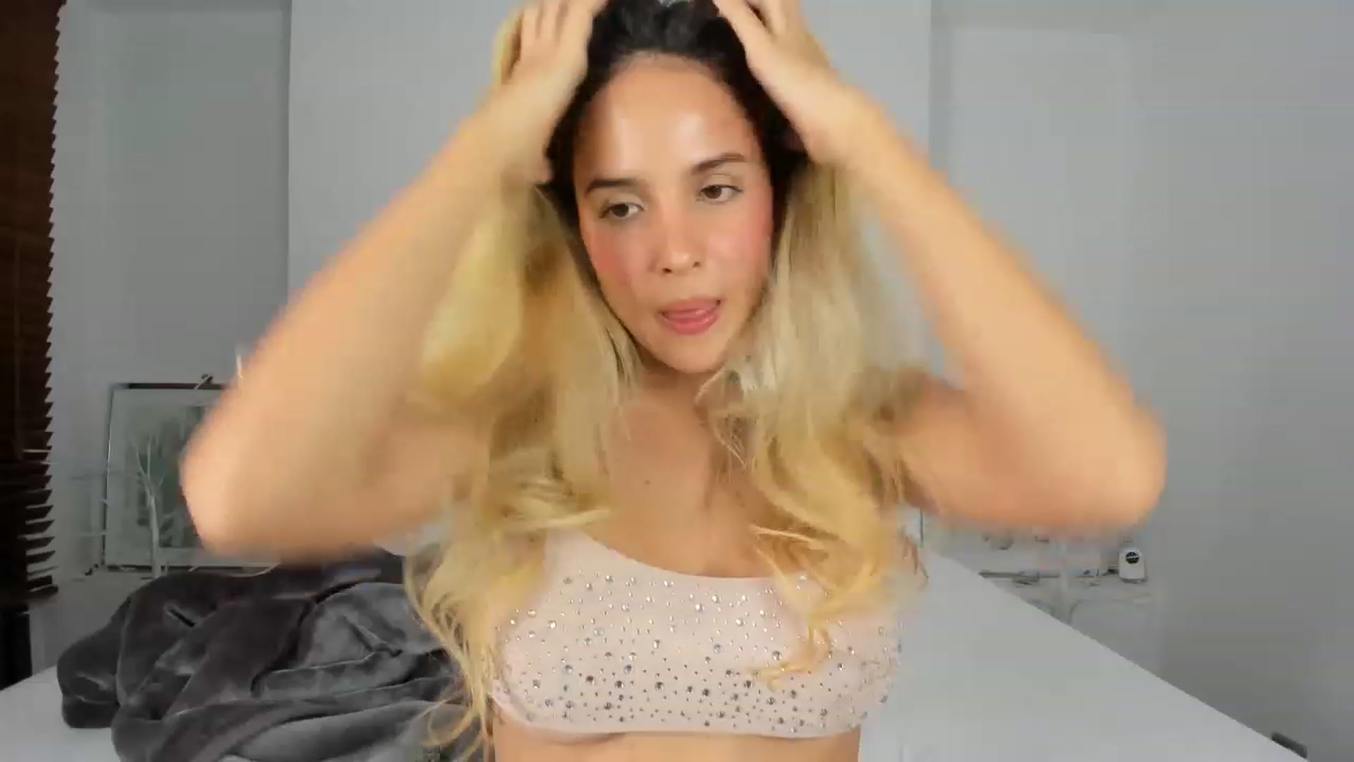 Gallery image thumbnail from EMILIANA_CRUZ's myfreecams stream on, 01/17/2023, 02:09 image 15 of 20