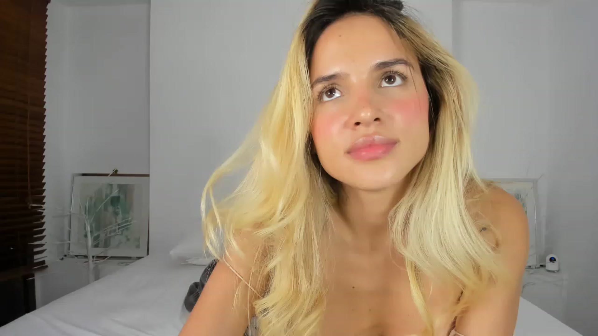 Gallery image thumbnail from EMILIANA_CRUZ's myfreecams stream on, 01/17/2023, 02:09 image 19 of 20