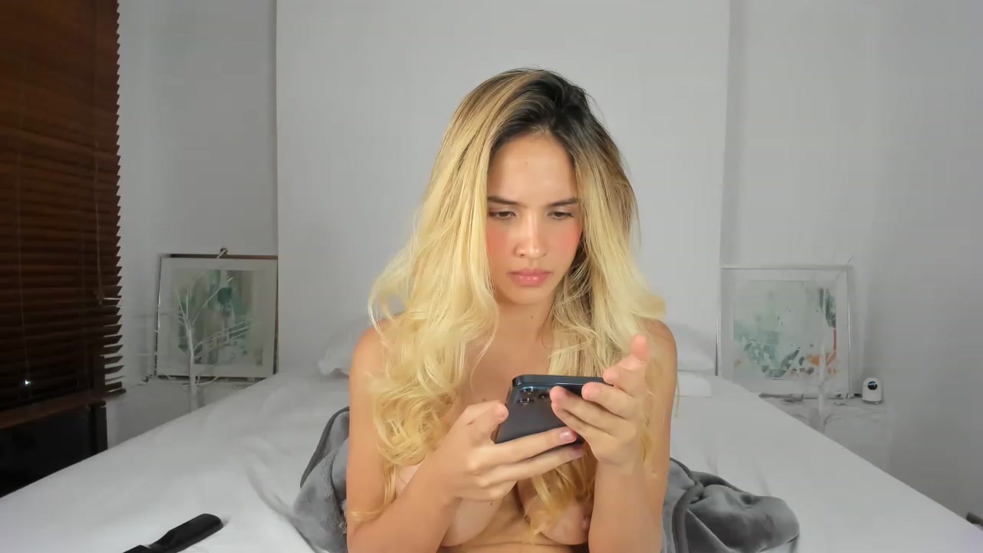 Gallery image thumbnail from EMILIANA_CRUZ's myfreecams stream on, 01/17/2023, 03:45 image 6 of 20