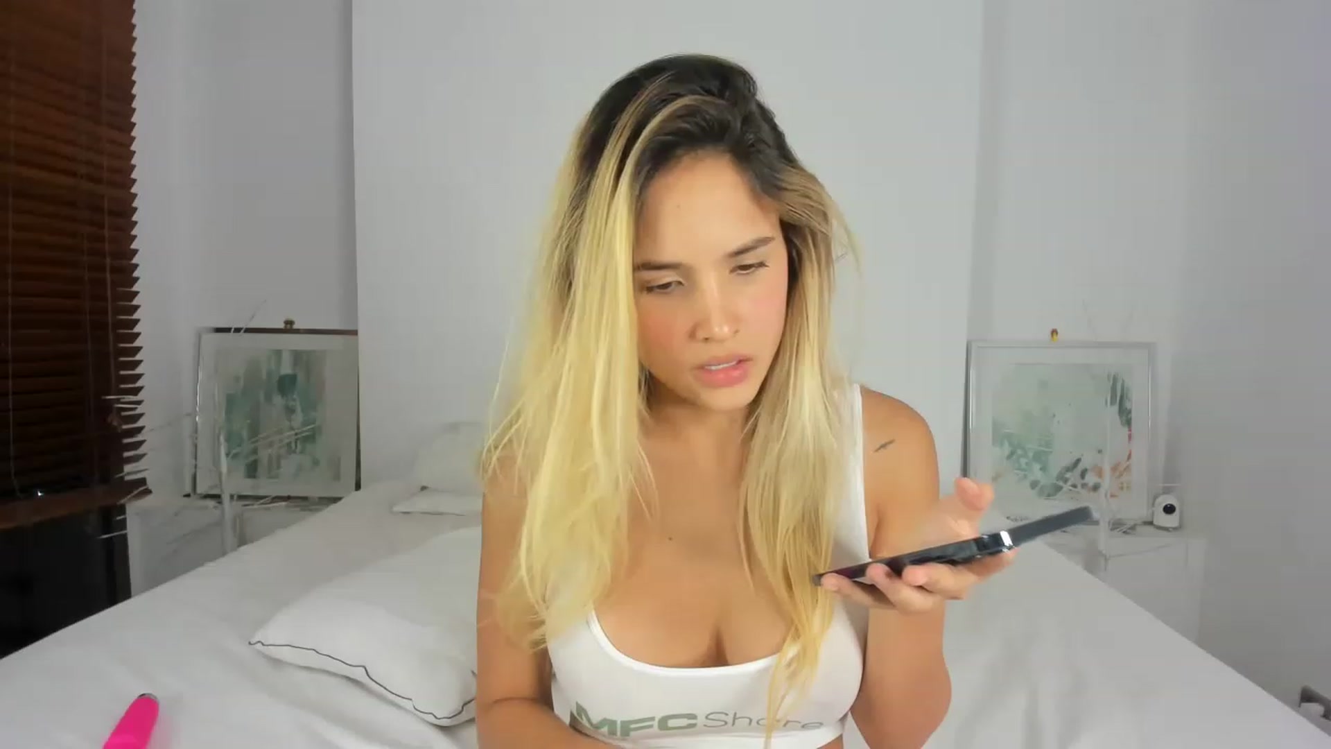Gallery image thumbnail from EMILIANA_CRUZ's myfreecams stream on, 01/31/2023, 24:28 image 18 of 20