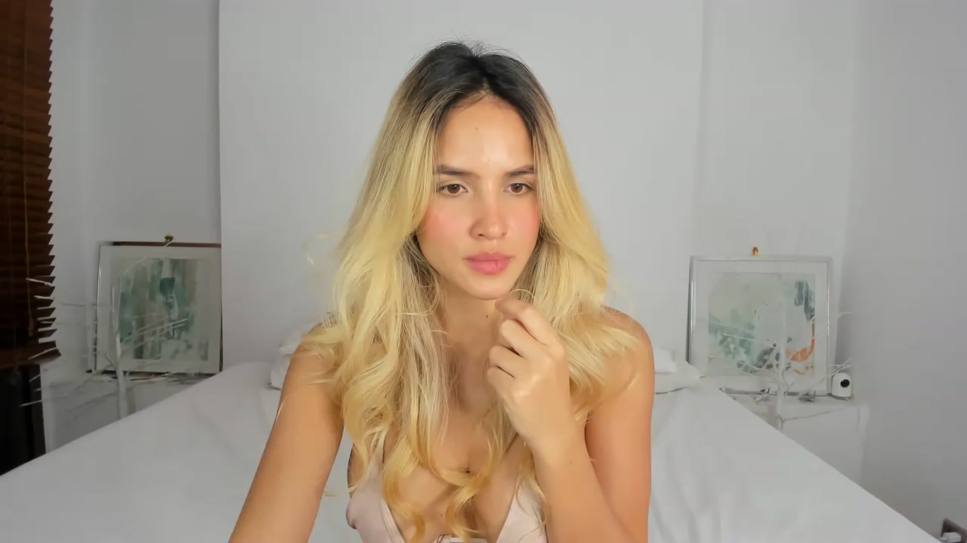 Gallery image thumbnail from EMILIANA_CRUZ's myfreecams stream on, 02/02/2023, 01:55 image 10 of 20