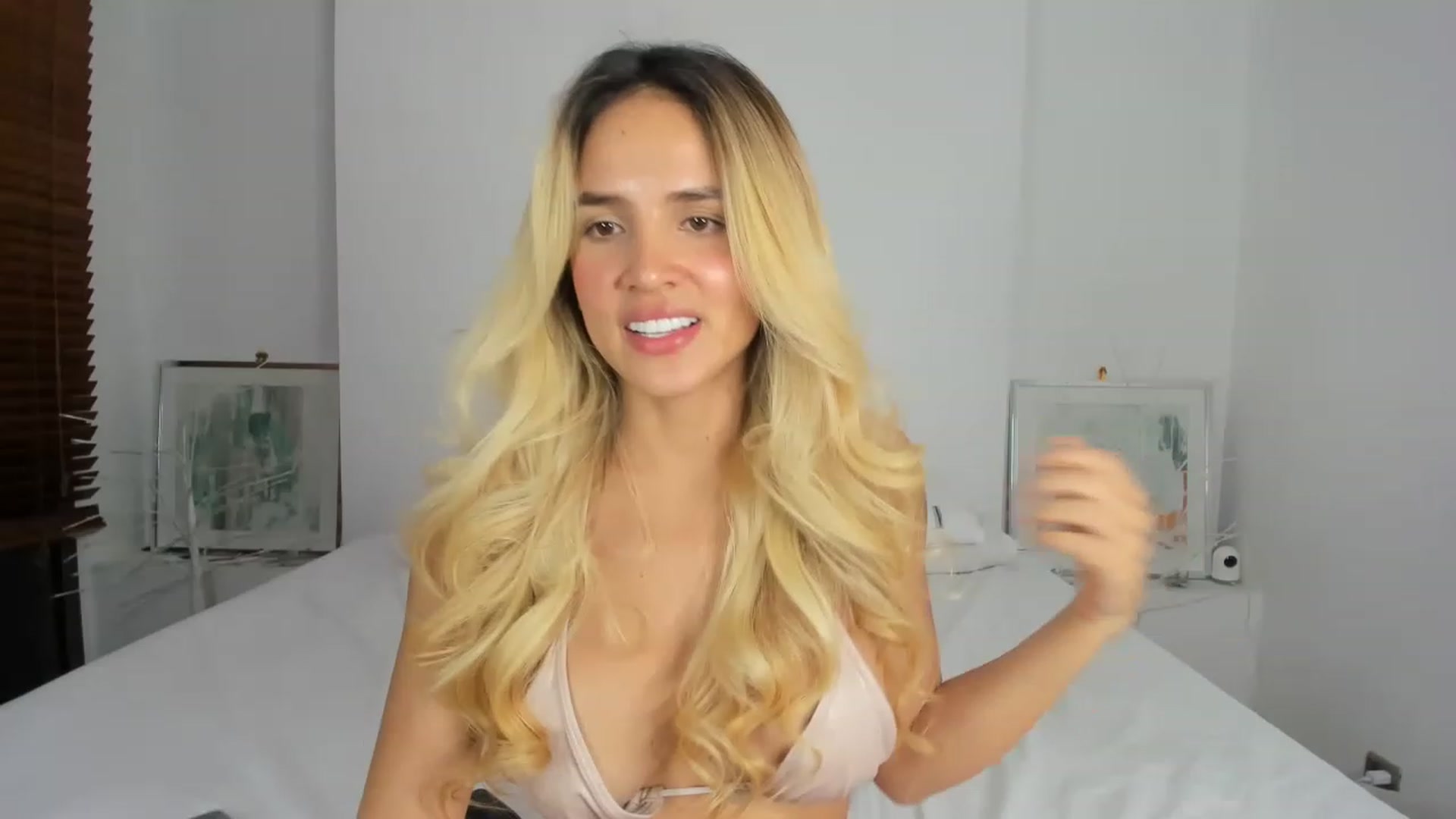 Gallery image thumbnail from EMILIANA_CRUZ's myfreecams stream on, 02/02/2023, 01:55 image 8 of 20