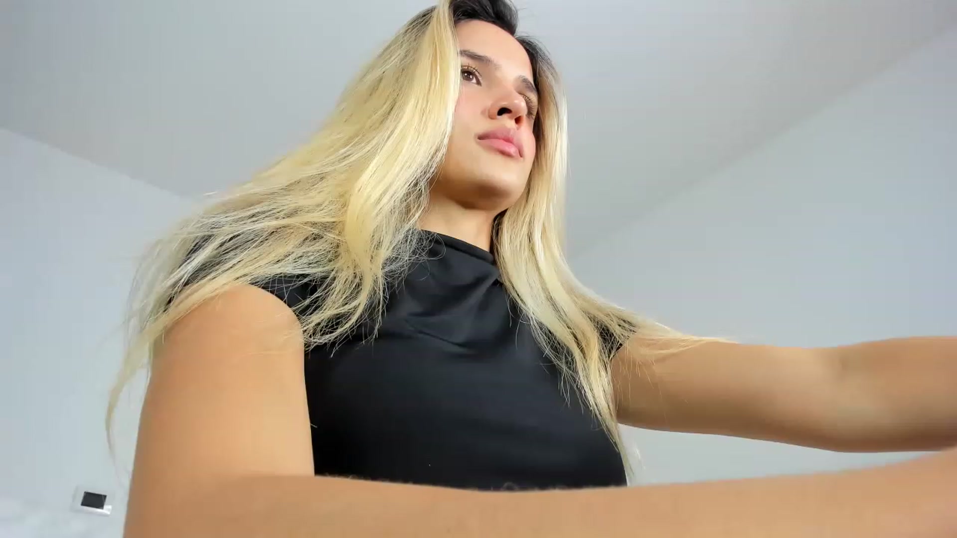 Gallery image thumbnail from EMILIANA_CRUZ's myfreecams stream on, 02/07/2023, 05:10 image 8 of 20