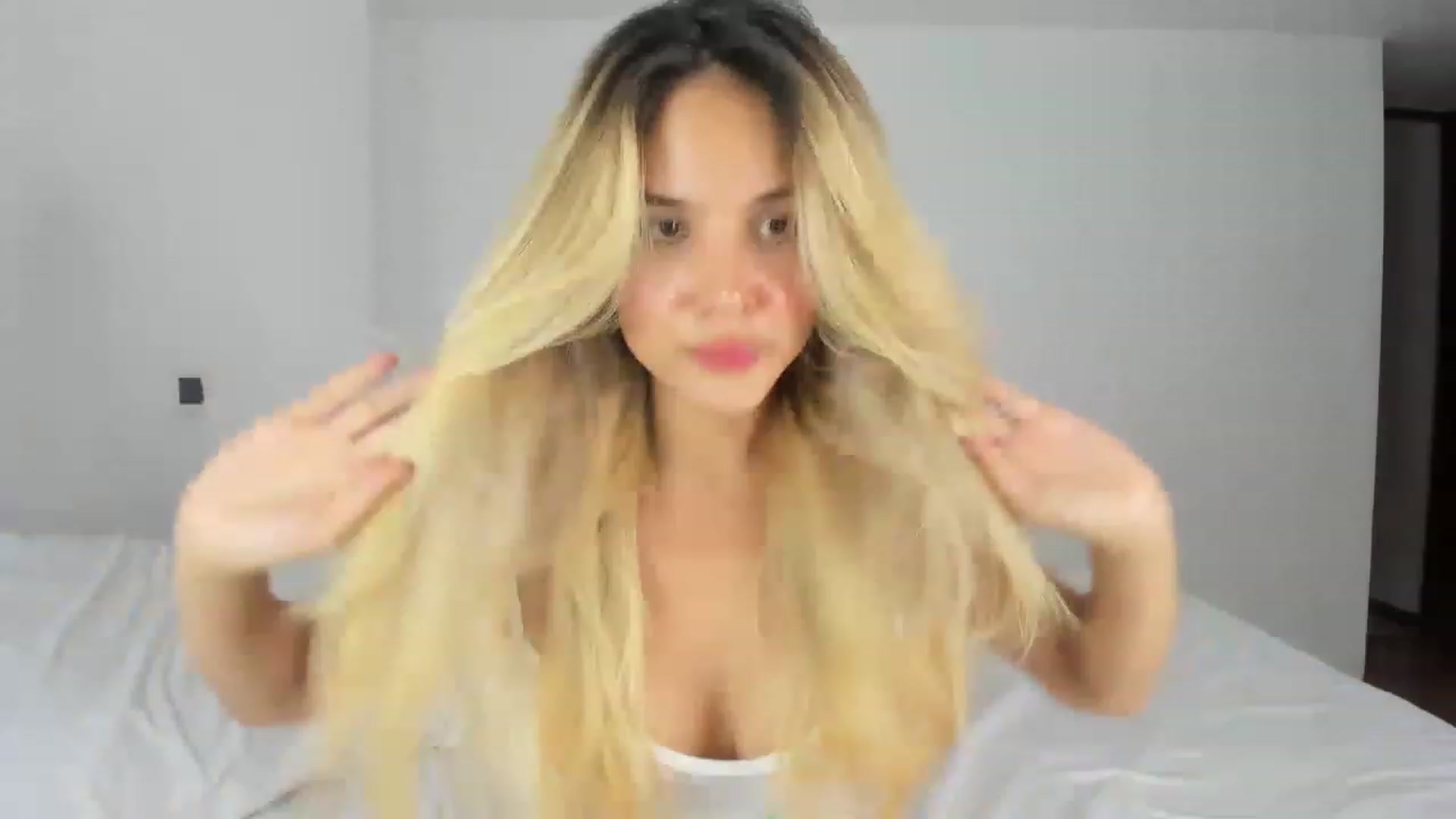 Gallery image thumbnail from EMILIANA_CRUZ's myfreecams stream on, 02/10/2023, 24:03 image 20 of 20