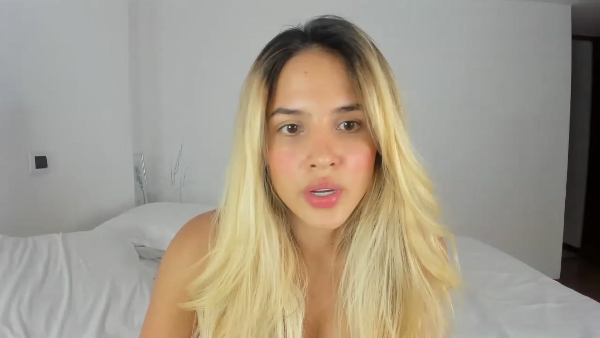 Gallery image thumbnail from EMILIANA_CRUZ's myfreecams stream on, 02/10/2023, 01:49 image 1 of 20